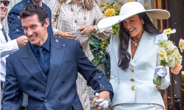 Dua Lipa chính thức kết hôn cùng nam diễn viên Callum Turner tại London