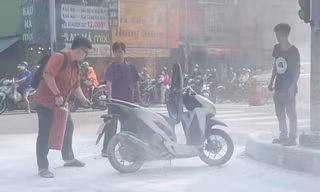 Xe máy bốc cháy khi đang chạy trên đường ở TPHCM