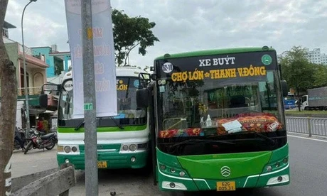 CLIP: Hai xe buýt rượt đuổi, ép nhau văng lên vỉa hè
