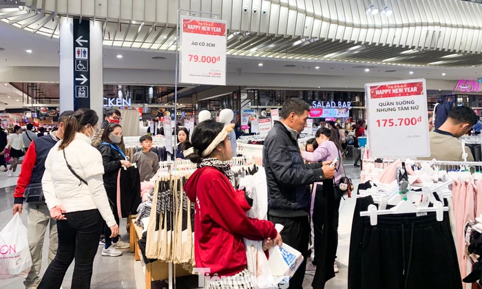 Gió mùa về, các điểm vui chơi trong nhà đông nghẹt ngày thứ hai nghỉ lễ