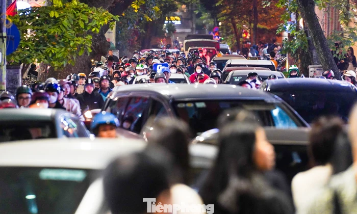 Người dân đổ về phố cổ đêm Noel, nhiều tuyến đường ùn tắc kéo dài