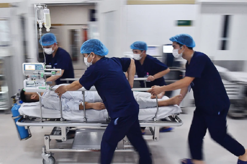 Cảnh báo từ ca bệnh hiếm: Bé trai 15 tuổi suýt suy thận sau khi tập 300 cái 'thụt dầu'