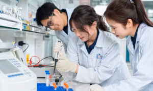 Sinh viên Đại học Phenikaa trong một giờ học về khoa học.
