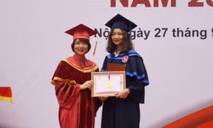 Như Phương nhận giấy khen “Sinh viên tiêu biểu” trong lễ tốt nghiệp.