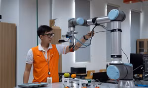 Sinh viên Trường Đại học Việt Đức thực hành trong phòng thí nghiệm hiện đại.