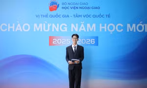 Từ cậu bé nông thôn đến bản lĩnh MC song ngữ tại Học viện Ngoại giao