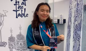 Khánh Huyền giới thiệu dự án “Spirits at the Table” tại triển lãm sinh viên năm cuối chương trình CCP.