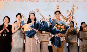 Khoảnh khắc Huy Bảo được trao vương miện trên sân khấu Đêm Chung kết.