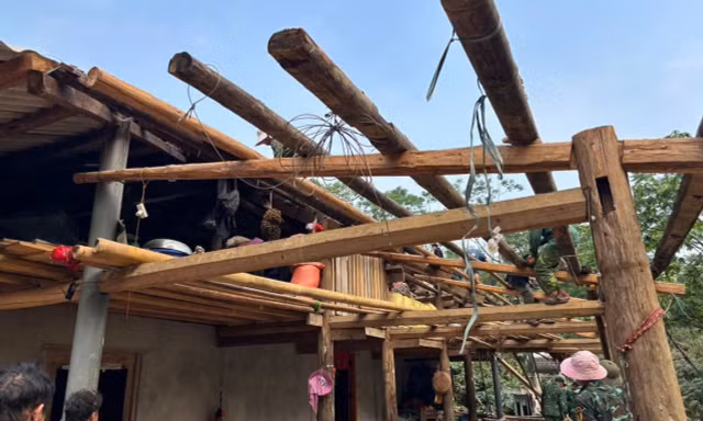 Dông lốc mưa đá làm tốc, hỏng hàng chục ngôi nhà, Chủ tịch tỉnh Lào Cai chỉ đạo khẩn