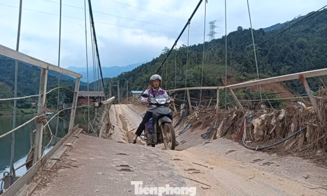Kinh hãi cảnh người dân liều mình đi lại trên cầu treo vẹo vọ ở Lào Cai 