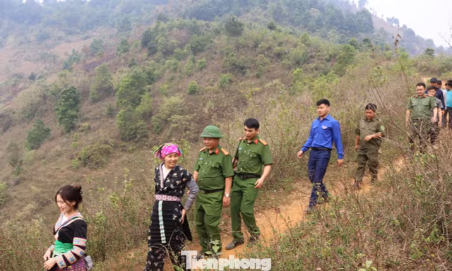 Công an Lào Cai băng rừng, vượt núi, đến từng nhà test ma túy