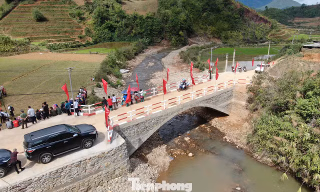 Khánh thành cầu thiện nguyện dành cho xe tải vào bản nghèo ở Lào Cai