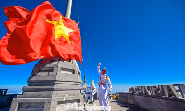 'Nóc nhà Đông Dương' rực đỏ Ngày Thống nhất non sông