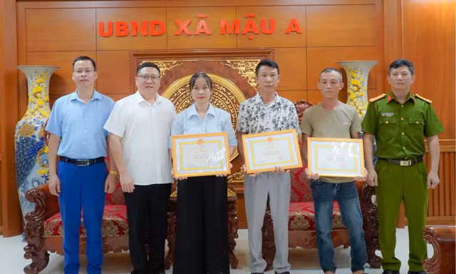 Ba người cứu một phụ nữ tâm thần nhảy xuống dòng nước xiết lúc rạng sáng