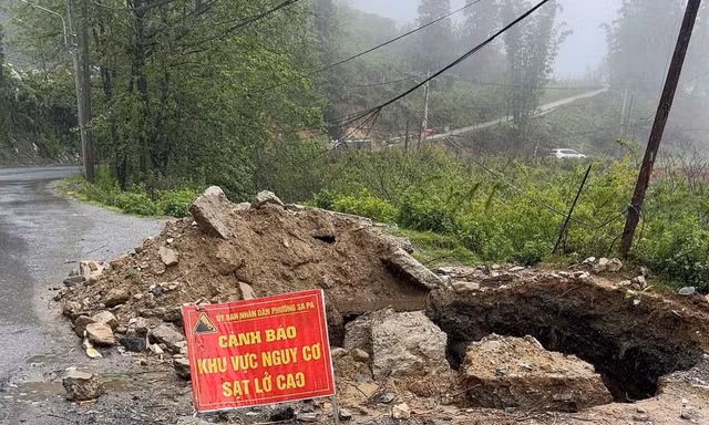 Nhiều hố sụt lút chềnh ềnh giữa đường Sa Pa, chính quyền cảnh báo nóng