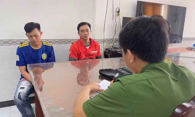 Bắt 2 đối tượng trữ ma tuý, ‘lòi’ 14 xe mô tô nghi bị trộm 