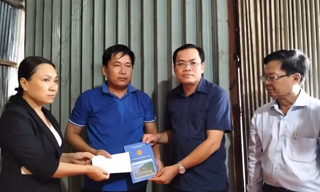 Hỗ trợ gia đình người mẹ lấy thân che con 3 tuổi trước đàn ong vò vẽ