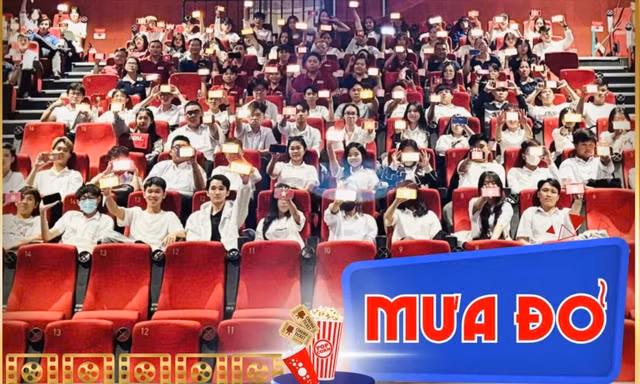 Tân sinh viên ở Cà Mau được hỗ trợ vé xem phim Mưa Đỏ