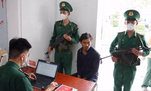Nhóm thuyền viên khống chế, bắt thuyền trưởng tàu cá