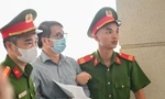 Cảnh sát dẫn giải cựu Phó Chủ nhiệm Văn phòng Quốc hội Phạm Thái Hà đến tòa