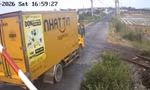 Nhiều phương tiện phớt lờ cảnh báo vượt đường rào chắn đường sắt. 