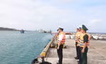 Quân, dân đảo Trường Sa dâng hương tại Đài tưởng niệm các Anh hùng, liệt sĩ. 