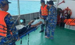 Ngư dân gặp nạn được lực lượng Hải quân sơ cứu kịp thời.