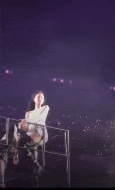 Jennie gặp sự cố với lan can lỏng lẻo. Jennie gặp sự cố với lan can lỏng lẻo.