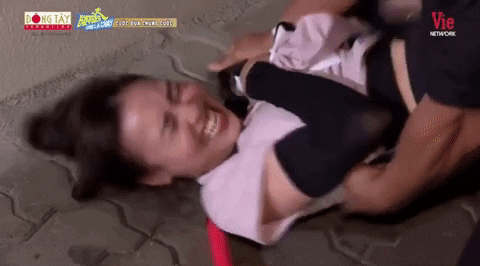 Vì Lan Ngọc quá lầy lội nên Jong Kook phải thọc lét để cô chịu thua