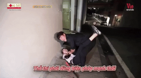 Người đẹp bị &quot;người năng lực&quot; nhấc bổng dễ dàng