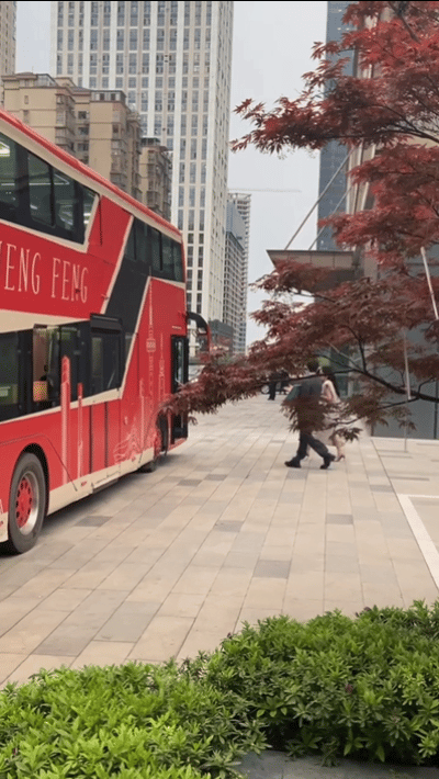 Theo khán giả ở hiện trường ghi hình, Chi Pu là cô gái đang đi cùng Huỳnh Hiểu Minh bước lên xe. Nguồn: Sina.