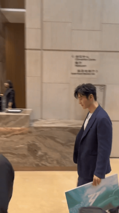 Theo khán giả ở hiện trường ghi hình, Chi Pu là cô gái đang đi cùng Huỳnh Hiểu Minh bước lên xe. Nguồn: Sina.