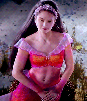 Ở phiên bản này, mỗi chị em của Ariel đều thuộc chủng tộc khác nhau cũng như cai quản vùng biển khác nhau. Mala là mỹ nhân ngư sống ở Khu vực châu Á-Thái Bình Dương, cai quản vùng biển Chaine – vùng nước cạn, nhiều đảo nhỏ. Ở phiên bản này, mỗi chị em của Ariel đều thuộc chủng tộc khác nhau cũng như cai quản vùng biển khác nhau. Mala là mỹ nhân ngư sống ở Khu vực châu Á-Thái Bình Dương, cai quản vùng biển Chaine – vùng nước cạn, nhiều đảo nhỏ.