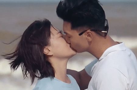 Khán giả đắm chìm trong phân đoạn "tình bể bình" của hai diễn viên chính. Khán giả đắm chìm trong phân đoạn "tình bể bình" của hai diễn viên chính.