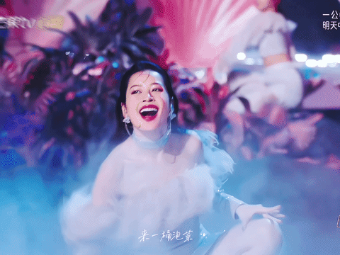 Màn trình diễn được đầu tư hoành tráng với cây và hoa khắp sân khấu, bốn nghệ sĩ nhảy trên sàn nước, nhiều động tác vung tay, chơi đùa với nước tạo hiệu ứng đẹp mắt. Cư dân mạng Trung Quốc khen ngợi nhóm của Ella có ngoại hình bắt mắt, sáng sân khấu, hợp với không khí bài hát See tình. Những hình ảnh, clip thảo luận về sân khấu này đang được lan truyền trên mạng xã hội Weibo, hầu hết ấn tượng với vẻ ngoài tươi sáng của 4 nghệ sĩ. Màn trình diễn được đầu tư hoành tráng với cây và hoa khắp sân khấu, bốn nghệ sĩ nhảy trên sàn nước, nhiều động tác vung tay, chơi đùa với nước tạo hiệu ứng đẹp mắt. Cư dân mạng Trung Quốc khen ngợi nhóm của Ella có ngoại hình bắt mắt, sáng sân khấu, hợp với không khí bài hát See tình. Những hình ảnh, clip thảo luận về sân khấu này đang được lan truyền trên mạng xã hội Weibo, hầu hết ấn tượng với vẻ ngoài tươi sáng của 4 nghệ sĩ.