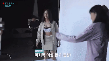 Kim Se Jeong mặc áo ngực bên ngoài áo yếm, lộ nội y. Video hậu trường chụp ảnh của nữ diễn viên Hẹn hò chốn công sở đang thu hút sự quan tâm lớn của người hâm mộ. Kim Se Jeong mặc áo ngực bên ngoài áo yếm, lộ nội y. Video hậu trường chụp ảnh của nữ diễn viên Hẹn hò chốn công sở đang thu hút sự quan tâm lớn của người hâm mộ.