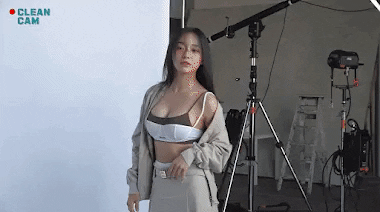 Kim Se Jeong mặc áo ngực bên ngoài áo yếm, lộ nội y. Video hậu trường chụp ảnh của nữ diễn viên Hẹn hò chốn công sở đang thu hút sự quan tâm lớn của người hâm mộ. Kim Se Jeong mặc áo ngực bên ngoài áo yếm, lộ nội y. Video hậu trường chụp ảnh của nữ diễn viên Hẹn hò chốn công sở đang thu hút sự quan tâm lớn của người hâm mộ.