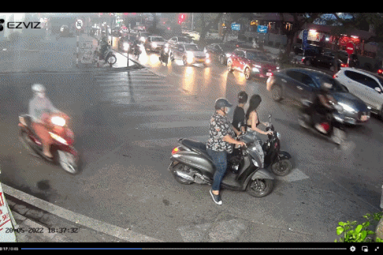 Hình ảnh người phụ nữ bị "yêu râu xanh" sàm sỡ khi đang dừng xe chờ sang đường ở Hà Nội khiến dư luận xôn xao. Hình ảnh người phụ nữ bị "yêu râu xanh" sàm sỡ khi đang dừng xe chờ sang đường ở Hà Nội khiến dư luận xôn xao.