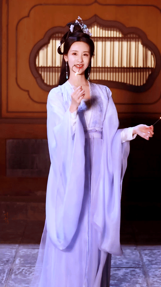 Trong Trường nguyệt tẫn minh, Trần Đô Linh vào vai phản diện Thiên Hoan – có tình yêu cực đoan dành cho Minh Dạ (La Vân Hi) và ra tay đồ sát cả gia tộc nữ chính. Phần mộng cảnh, cô lại là Diệp Băng Thường - chị gái của Diệp Tịch Vụ (Bạch Lộc) nhưng tâm độc địa không kém Thiên Hoan. Trong Trường nguyệt tẫn minh, Trần Đô Linh vào vai phản diện Thiên Hoan – có tình yêu cực đoan dành cho Minh Dạ (La Vân Hi) và ra tay đồ sát cả gia tộc nữ chính. Phần mộng cảnh, cô lại là Diệp Băng Thường - chị gái của Diệp Tịch Vụ (Bạch Lộc) nhưng tâm độc địa không kém Thiên Hoan.