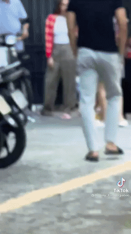 Sáng sớm 28/1, hình ảnh Mỹ Tâm và Mai Tài Phến (áo đen) xuất hiện trước cửa nhà nữ ca sĩ ở Đà Nẵng gây xôn xao cõi mạng. Một khán giả tự nhận ở gần nhà nữ ca sĩ còn khẳng định, cả hai đã hẹn hò được 3 năm.