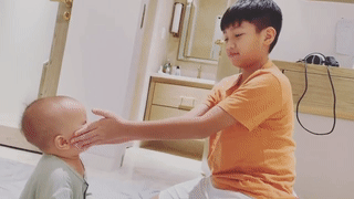 Leon chơi với anh cả Subeo