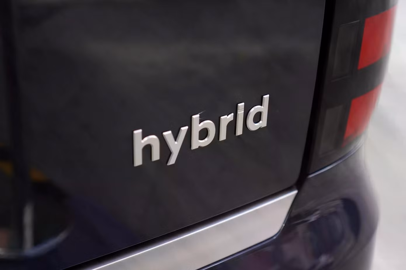 Bản hybrid của Palisade trang bị động cơ xăng 2.5 tăng áp kết hợp 2 motor điện và gói pin 1,65 kWh, cho tổng công suất 329 mã lực, mô-men xoắn 459 Nm. Xe đi cùng hộp số tự động 6 cấp, tùy chọn dẫn động một cầu hoặc hai cầu.