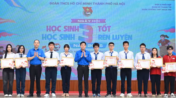 Hà Nội tuyên dương 68 học sinh '3 rèn luyện' và '3 tốt' tiêu biểu cấp thành phố