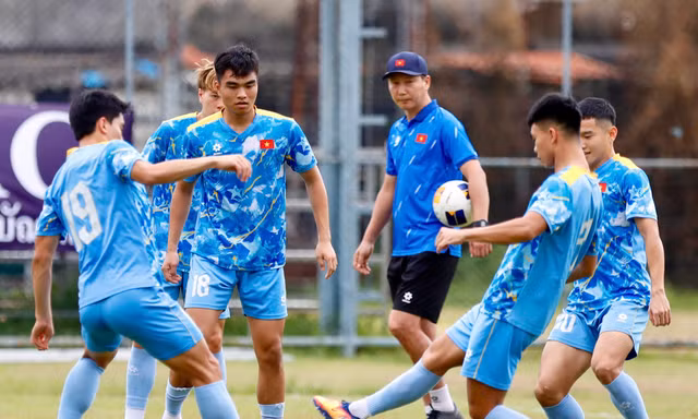 Ông Kim Sang-sik trổ tài tâng bóng, U22 Việt Nam không ngán Malaysia