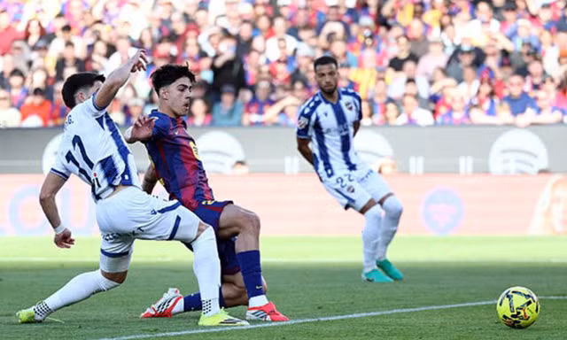 Barca thắng đậm Levante, chiếm ngôi đầu của Real Madrid 