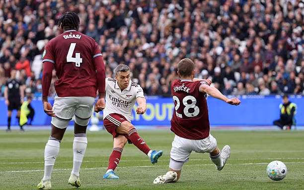 Arsenal giành 3 điểm tranh cãi trước Westham 