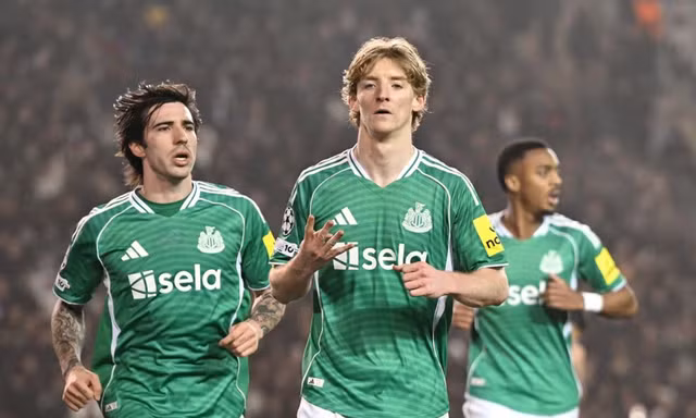 Gordon ghi 'poker', Newcastle chơi tennis trên sân Qarabag