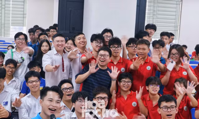 "Anh sếp Schannel" Huy NL định hướng nghề sáng tạo nội dung, không màu hồng, đầy áp lực