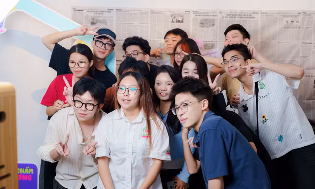 Triển lãm "chữa lành" của nhóm sinh viên Hà Nội về tổn thương đa thế hệ 