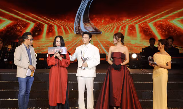 "Phú bà" fan SOOBIN đấu giá tiền tỷ "nhẹ tênh", hạ gục cả Hòa Minzy - Ngô Kiến Huy